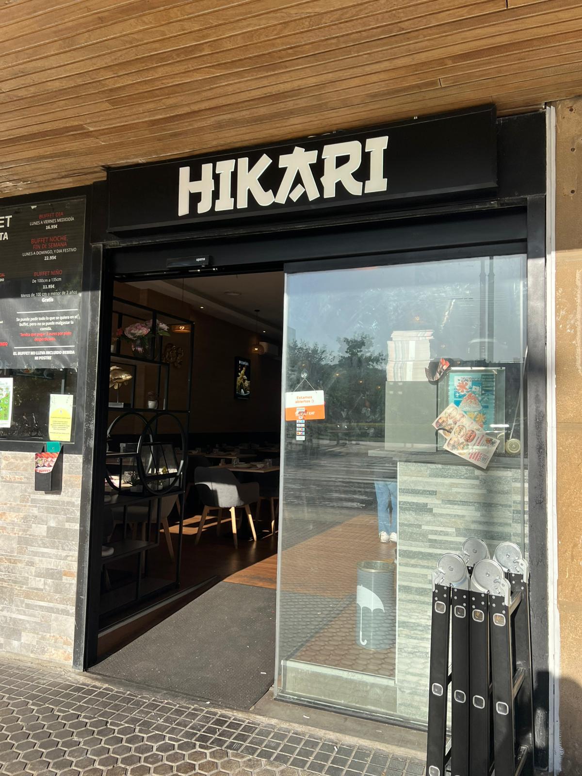 Rótulo Hikari — rotulación de fachada instalada por Yoka Rótulos